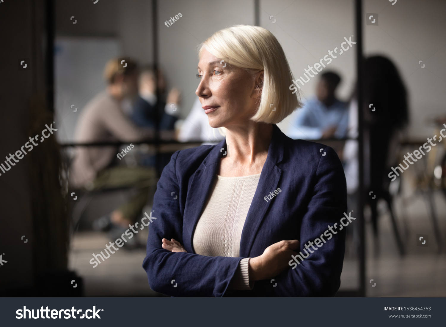 employees-meeting-behind-female-boss